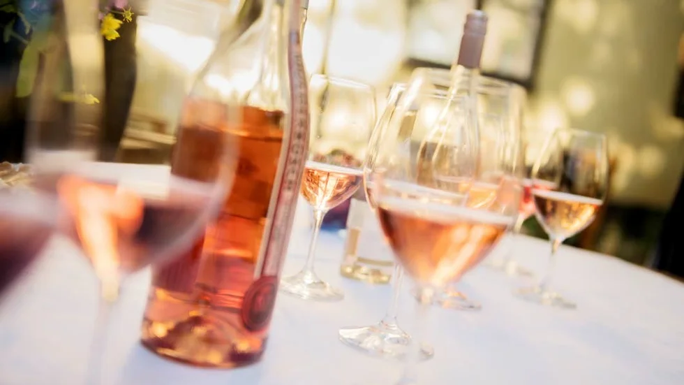 Bokföringsbrott. Allt vin gick inte åt, en del fick hällas ut, enligt en av restaurangägarna, som nu döms till fängelse.