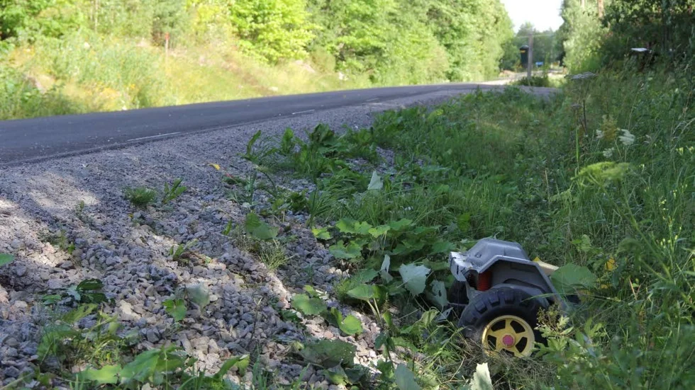 Polisen misstänker att barnen lekte vid vägkanten när de blev på körda på väg 752 vid Pilbo.