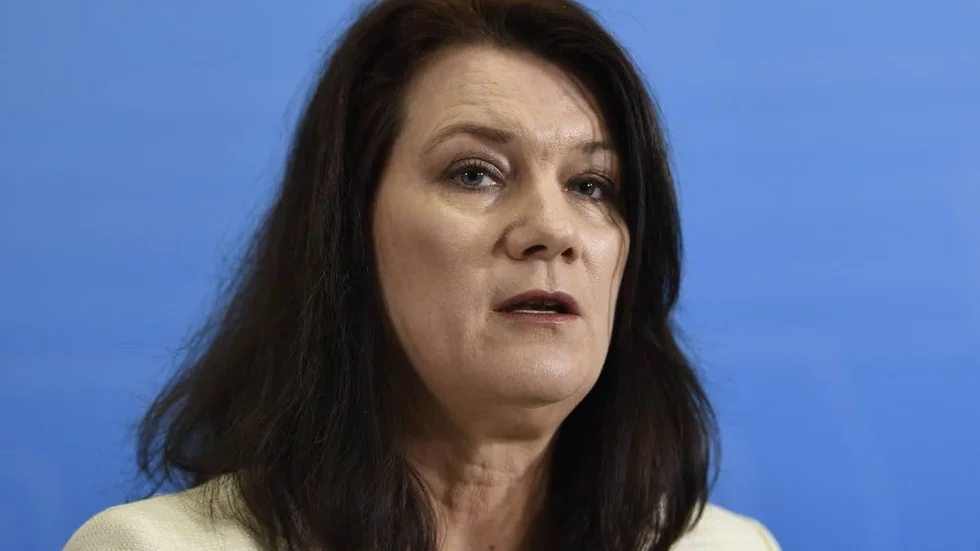 Obegripligt. Att Alliansen inte har yrkat på en misstroendeförklaring mot EU-minister Ann Linde (S) är obegripligt.