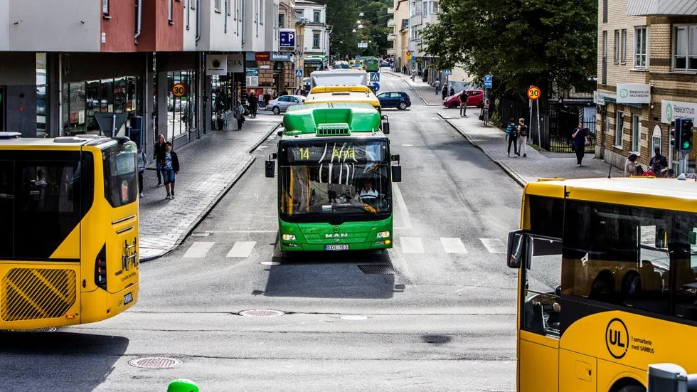 Dick Åhman skriver att utfarten till Kungsgatan vid Bäverns gränd måste årgärdas. Tusentals passagerare får dagligen vänta i köande bussar för att utfarten är för trång med endast två körfält.