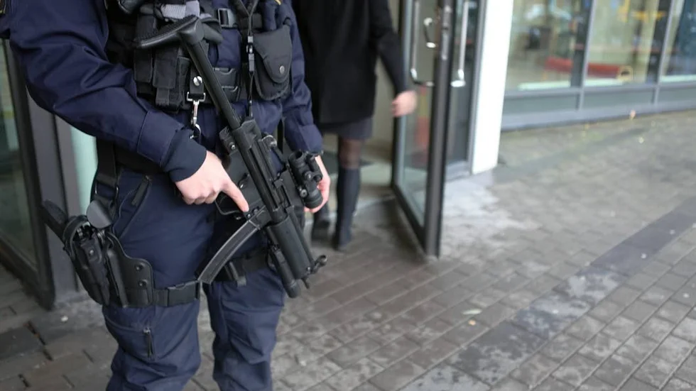 Tungt beväpnad polis bevakade polishuset på onsdagen.