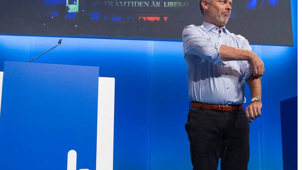 Av med kavajen. Men det viktiga är helhetsbilden av Liberalernas politik.