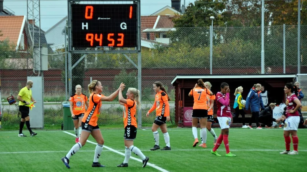 Bortajubel. Kungsbacka jublar efter 1–0-segern medan Uppsala Ariam Berhande och Aisha Faiqi deppar.