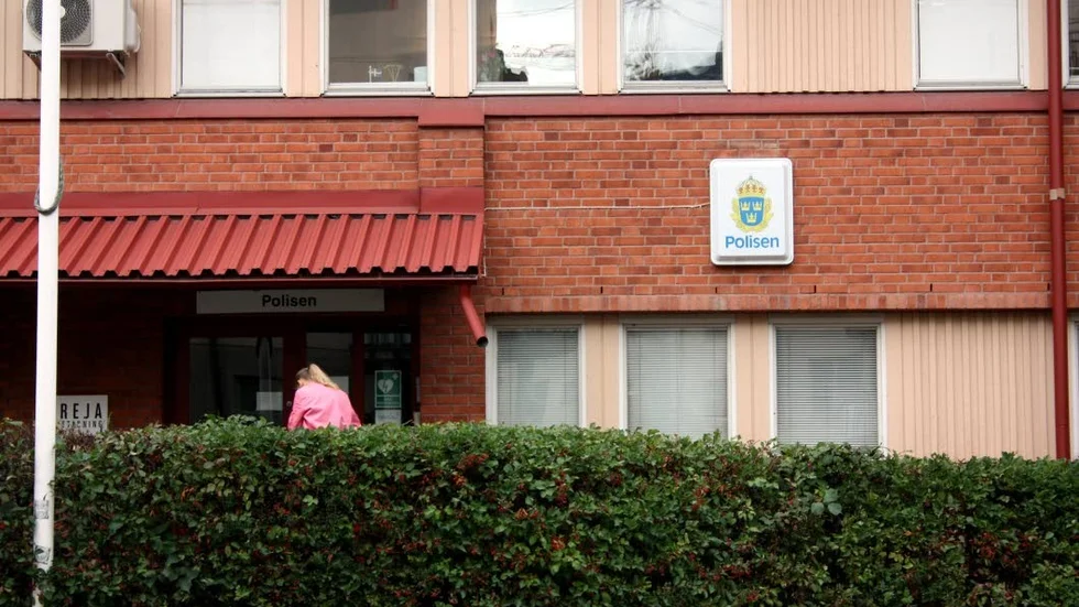 Stängt. På torsdagar, som när denna bild togs, är polisstationen i Enköping stängd.