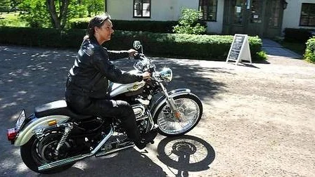 Lizette Bellman kör en Harley-Davidson.