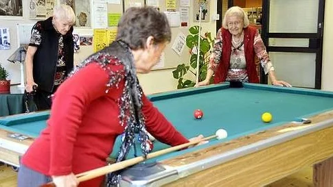 Barbro Almgren 76 år utmanar väninnan Vera på ett parti biljard på Nyby Träffpunkt.