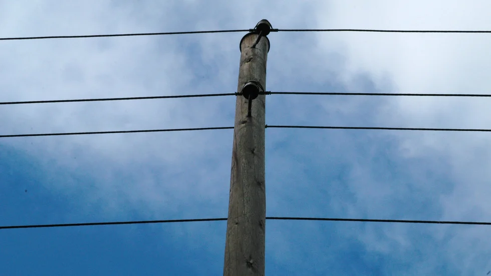 60–70 telefonstolpar är spårlöst borta. Arkivbild