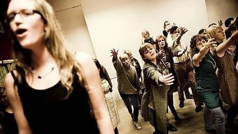 Matilda Lindberg och den övriga ensemblen repeterar för Katedralskolans Little shop of horrors.