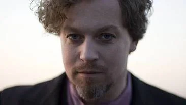 Eric Gadd återvänder delvis till rötterna och sjunger på svenska igen.