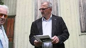 Göran Carlsson, ordförande i samhällsbyggnadsutskottet, diskuterar nyheten att man nu tänker sig att släppa på rivningsförbudet när det gäller det förfallna IOGT-huset med Karl-Erik Fredholm i föreningsstyrelsen.Foto: Ann Svalander