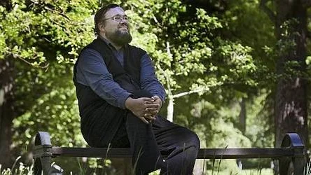 Torsten Pettersson, författare, känner sig ofta bedrövad när en dikt är färdigskriven, som att han har förändrats under tiden.