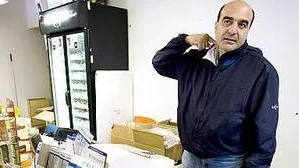 Wahid Badki demonstrerar hur rånet mot hans kiosk gick till.