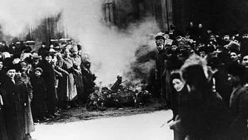 EFTER REVOLUTIONEN. Michail Gersjenzons och Vjatjeslav Ivanos brevväxling sker på ett vilohem några år efter den ryska revolutionen. Tsar Nikolaj II:s vapensköld bränns utanför Vinterpalatset i Petrograd efter oktoberrevolutionen 1917.