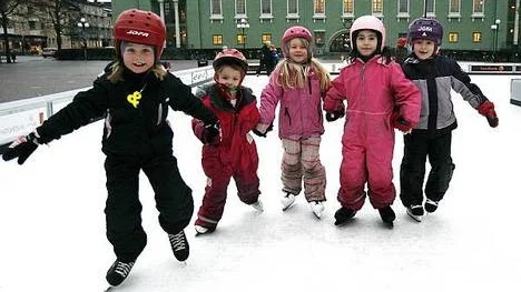 Förskolebarnen Alicia, Elisa, Rebecka, Jasmin och Paulina åker gärna på Vaksala torgs plastisbana.