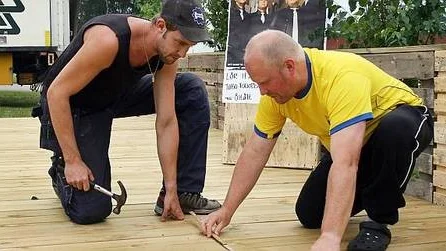 Jocke Danielsson och Roger Hillbom lägger sista handen vid den nya dansbanan inför Tobo IF:s jubileum.