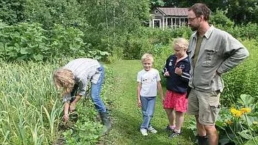 Satu Nenonen och Jyrki Meskanen odlar och säljer ekologiska produkter. Här med barnen Miska och Milla.