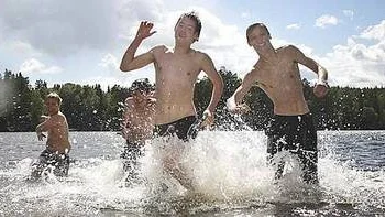 Jonas Wester, Rikard Drake, Marcus Johansson och Axel Wester badade i det kalla midsommardagsvattnet.