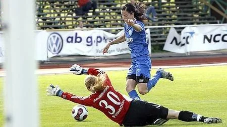 Lotta Schelin sätter bollen i mål bakom Veronika Svensson.