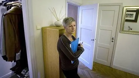 Folk blivit betydligt försiktigare och långsammare när de ska köpa lägenhet. Bankrisen ligger bakom, tror mäklare Ann-Sofie Ripstrand.
