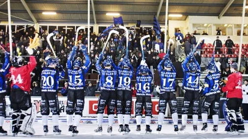 Sirius jublar med publiken efter vinsten mot Vetlanda.