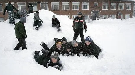 Treorna och fyrorna på Films skola kunde på tisdagen leka i snöhögarna när skolan åter höll öppet som vanligt.