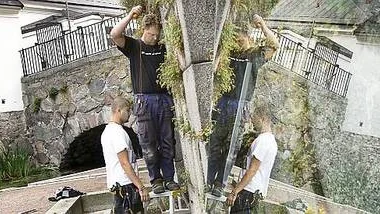 Miran Ahmed och Krister Andersson satte upp glasdörrarna.