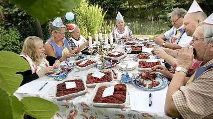 Signe Mattsson, Weronica Mattsson, Johannes Mattsson, Martina Mattsson, Tage Löfgren, Jan Mattsson och Sten Lundgren har testat 12 sorters kräftor och bedömer allt från klor till spad.