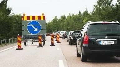 Sommarens vägarbeten kan på sina håll skapa köer i trafiken.