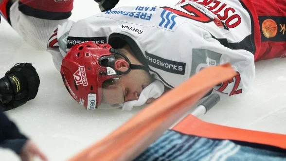 Almtunas Mikael Österberg fick en puck rakt i ögat mot Oskarshamn.