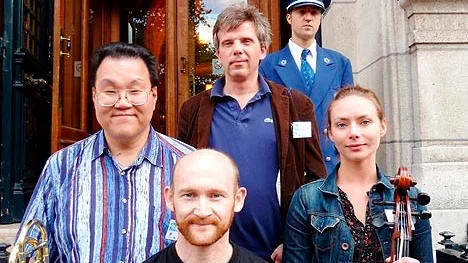 Stefan Karpe, Johan Tjäder, Frida Lemel och Fredrik Torgnysson i Akademiska Kapellet. Bakerst vakten på Sorbonne.