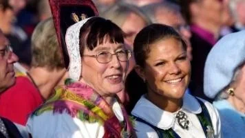 Kungafamiljen på Skansen 2001. Birgitta Dahls Häverödräkt med sin säregna huvudbonad står i centrum: ?Ett av de svåraste broderier jag gjort.?