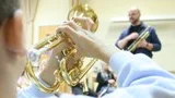 Musikskolan i Tierp. Emir Alic, 8 år, har brassrytmik  tillsammans med spår 3 klass 2 och läraren Bo-Inge Svensson .
