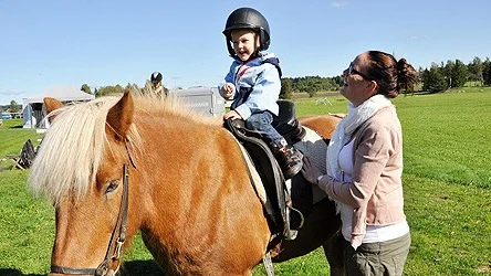 Otto Brodin, 2,5 år, med mamma Jenny Redving från Alunda.