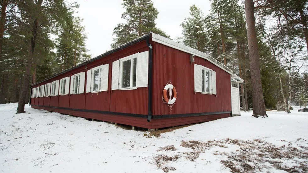 Vallens miljöskola kan säljas på öppna marknaden. Den attraktiva fastigheten kan förädlas till camping föreslår stadsbyggnadsförvaltningen.