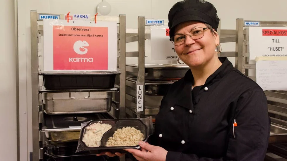 Lena Sandberg visar en rätt som säljs via appen Karma.
