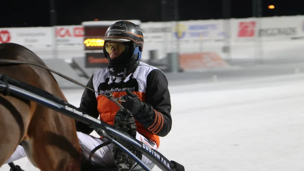 Ove A Lindqvist fastnade med rubbet sparat i Diamantstofinalen V75-4 på Solvalla, Annandagen. Det blev en sjundeplats och 10 000 kronor in på kontot för Olly Som passerade miljonen.