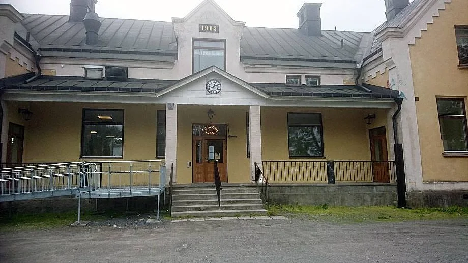 Biblioteket i Österbybruk har nu fått flytta in i Gamla skolan.