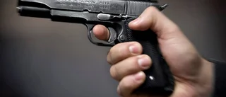 Hotade pojke med plastpistol
