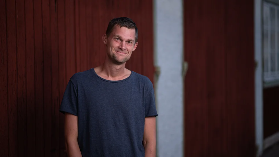 Fredrik Lindé är pastor i Brokyrkans församling i Rimforsa. Första lördagen i april bjuder församlingen in till däckbytardag, där alla pengar oavkortat kommer att gå till människor som lever på flykt. 