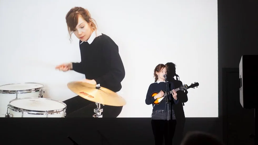 Rebecca Digby interagerade med videoprojektioner i sitt performanceverk "Not so much eye (Love kitten edition)".
