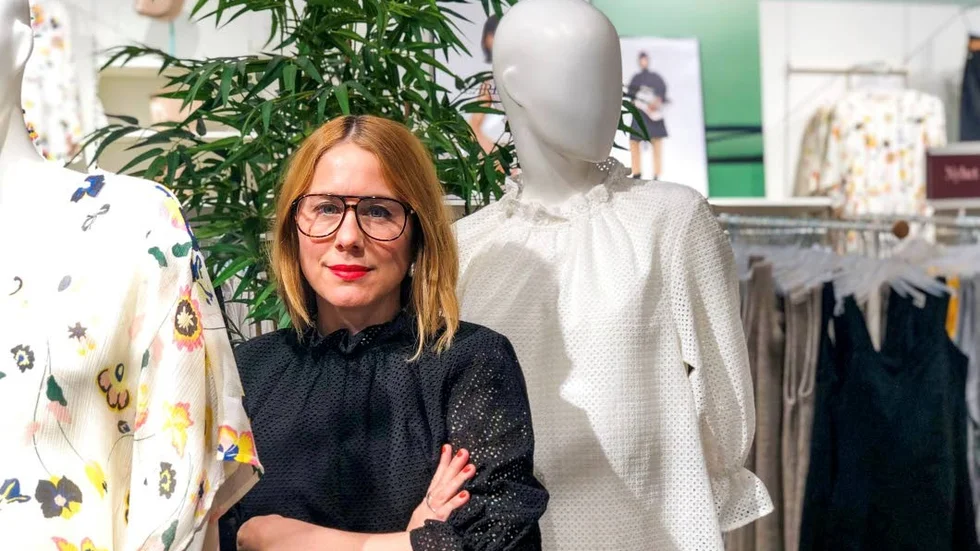 Sedan ett år tillbaka är Carin Wester designchef på Åhléns. – Jag sköter det kreativa, allt från skyltfönster till kampanjerna, säger hon.