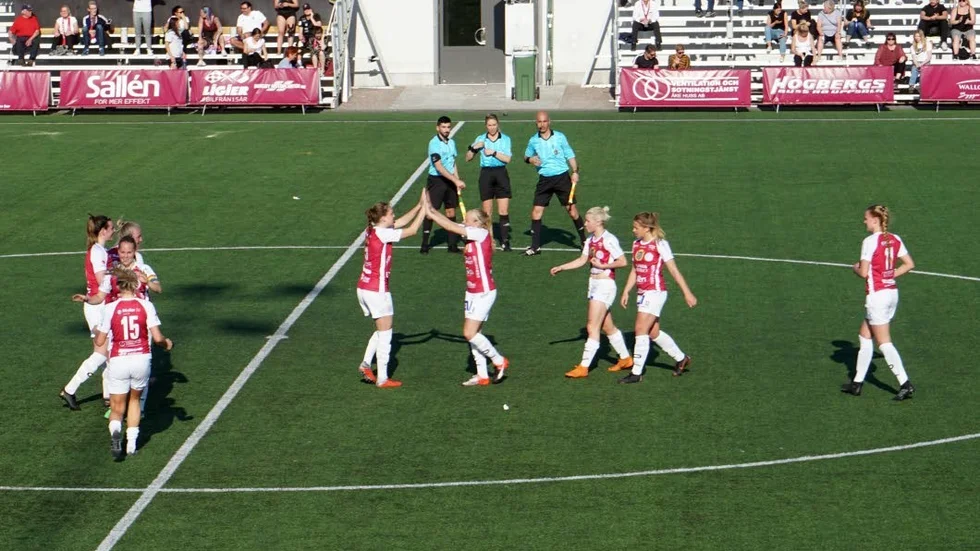 208 åskådare såg Uppsala Fotboll besegra BP med 4-2 på Löten.