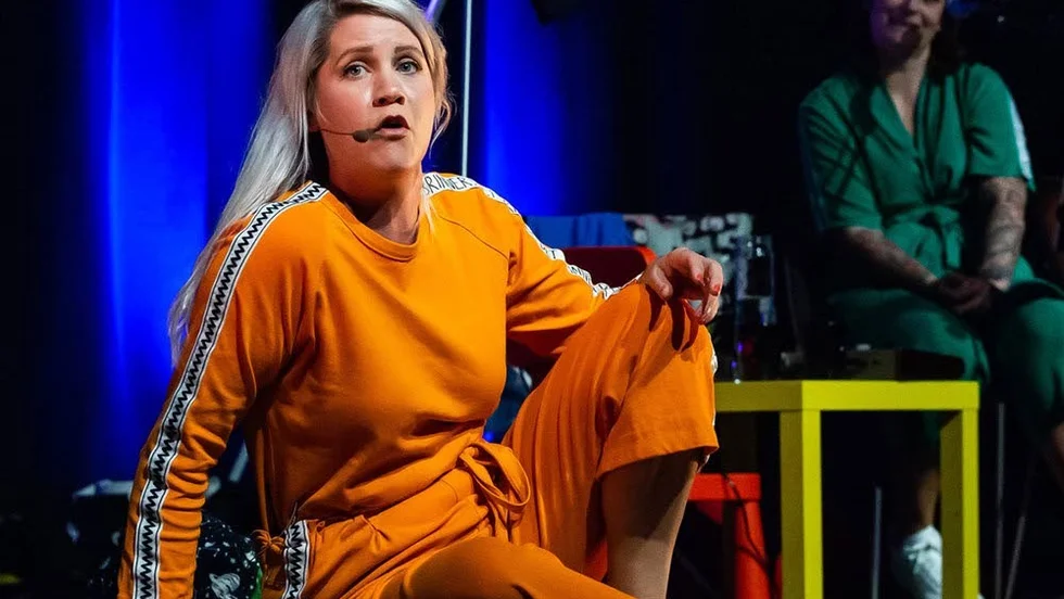 Emma Knyckare bygger på en egna själbiografiskt baserade boken "Hit med flaskan" i sin show "Årets Mama" från tiden närmast efter den egna förlossningen.