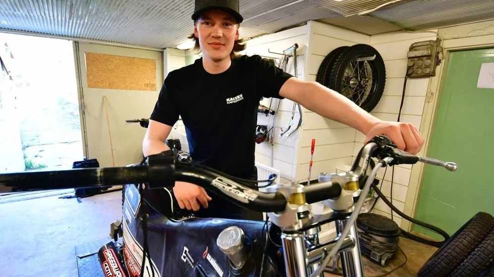 Emil MIllberg hemma i garaget strax utanför Avesta.