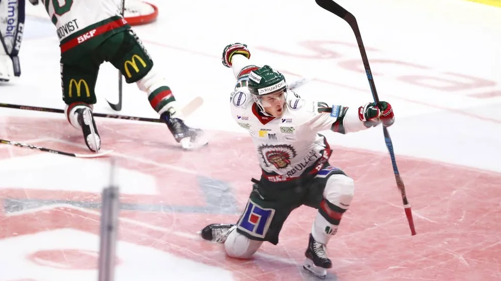 Gustav Lindström jublar över ett av sina mål i Frölunda.