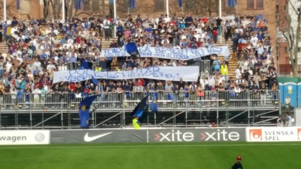 Banderollerna som hölls upp på Siriusfansens läktarsektion inför matchen mot Malmö FF.