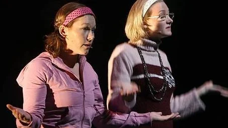 Komikerna Emma Hansson och Sissela Benn ger med karaktärerna Monika och Filippa tips om hur man finner kärleken.
