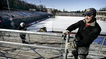 Börje Eriksson och Henrik Andersson monterar extraläktare.