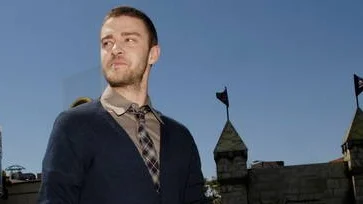 Justin anländer till premiären i Los Angeles.