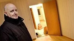 Tommy Andersson är rasande på Uppsalahem som överlät en lägenhet i stort renoveringsbehov.